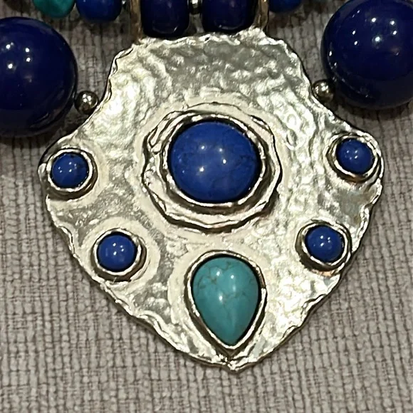 NWT Chicos gold tone, dyed howlite stone Statement Necklace - Picture 2 of 6